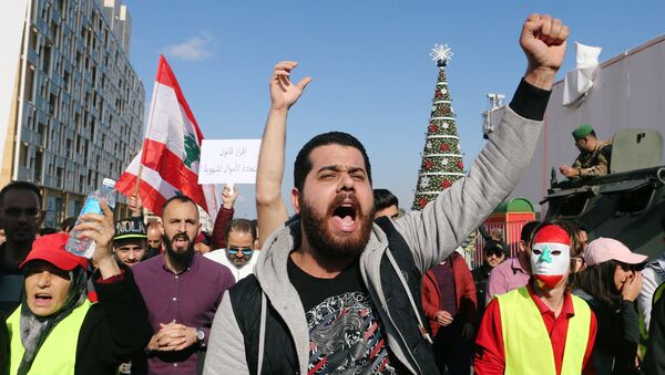Un hombre participa en una protesta por la economía y la política del Líbano en Beirut - Sputnik Mundo
