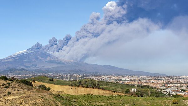 Erupción del volcán Etna - Sputnik Mundo