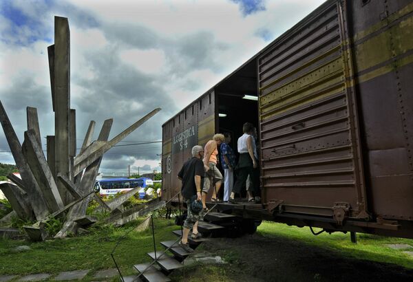 Turistas en Santa Clara visitan el tren blindado descarrilado en 1958 Turistas en Santa Clara visitan el tren blindado descarrilado en 1958 - Sputnik Mundo