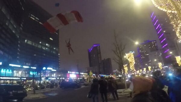 Unos Papás Noel paracaidistas aterrizan en el corazón de Moscú - Sputnik Mundo