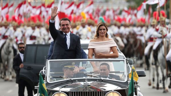 El nuevo presidente de Brasil, Jair Bolsonaro, saluda al llegar a la ceremonia de juramento que se celebró en Brasilia el 1 de enero del 2019 - Sputnik Mundo