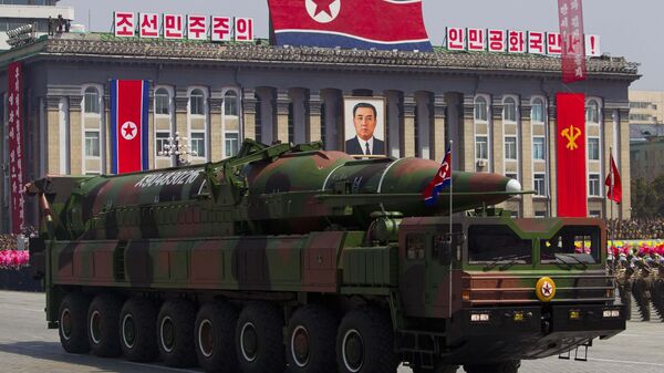 Sistema de misiles intercontinentales de Corea del Norte, mostrados en 2012 - Sputnik Mundo