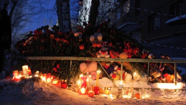 Las velas en memoria de fallecidos en Magnitogorsk - Sputnik Mundo