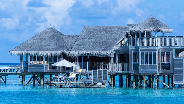 Una villa situada sobre el agua en las Maldivas - Sputnik Mundo