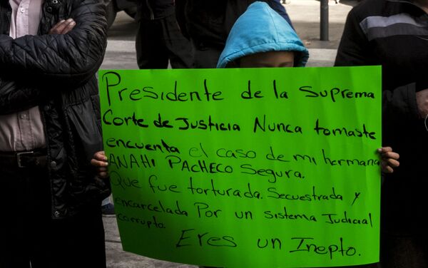Niño con una cartulina que rechaza al presidente de la Suprema Corte de Justicia de la Nación y reclama justicia para su hermana Niño con una cartulina que rechaza al presidente de la Suprema Corte de Justicia de la Nación y reclama justicia para su hermana - Sputnik Mundo