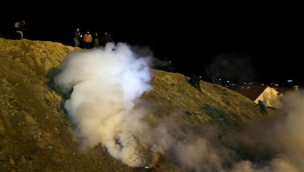 Las fuerzas de seguridad de EEUU emplean gas lacrimógeno para impedir el paso de migrantes - Sputnik Mundo