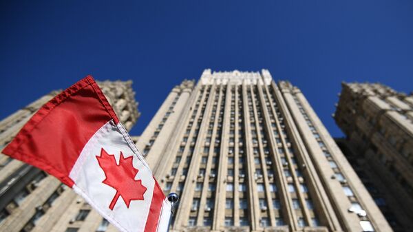 Bandera de Canadá cerca del Ministerio de Asuntos Exteriores de Rusia - Sputnik Mundo