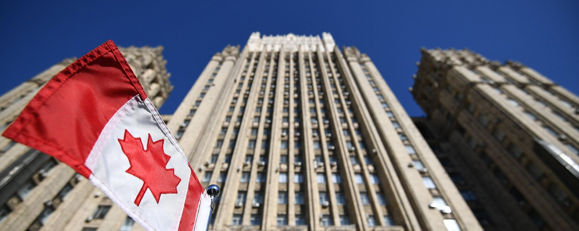 Bandera de Canadá cerca del Ministerio de Asuntos Exteriores de Rusia - Sputnik Mundo, 1920, 25.03.2021