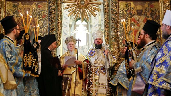 El patriarca de Constantinopla, Bartolomé, y el mitropolito Epifani durante una misa en Istambul - Sputnik Mundo