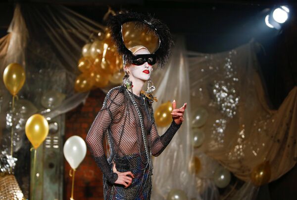 Un modelo durante la presentación de la nueva colección para hombres durante la Semana de la Moda en Londres - Sputnik Mundo