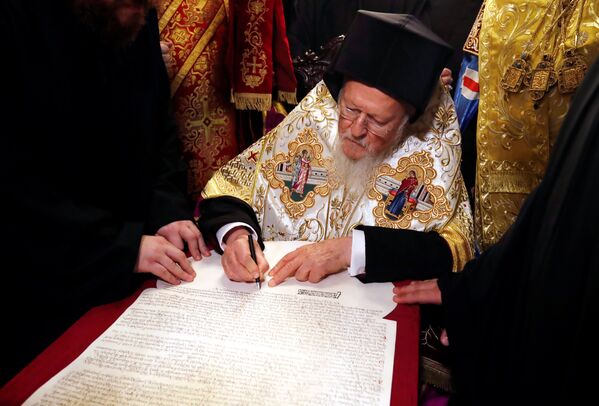 El patriarca de Constantinopla, Bartolomé, firma el 'Tomos' de autocefalia para la 'nueva Iglesia' ucraniana - Sputnik Mundo
