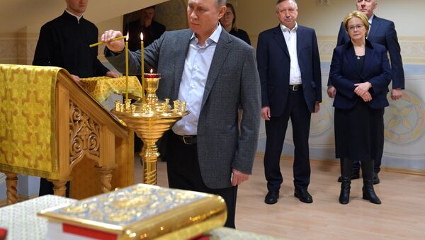 El presidente de Rusia, Vladímir Putin, acudió a una misa ortodoxa en San Petersburgo con un dedo vendado. - Sputnik Mundo