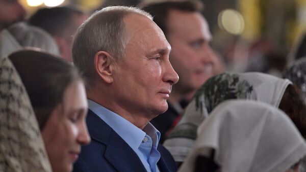 Putin asiste a la misa de gallo ortodoxa en una catedral de San Petersburgo - Sputnik Mundo