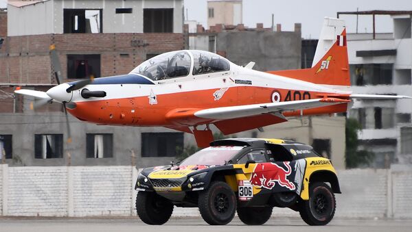 El piloto francés Sebastien Loeb desafió en velocidad a un avión - Sputnik Mundo