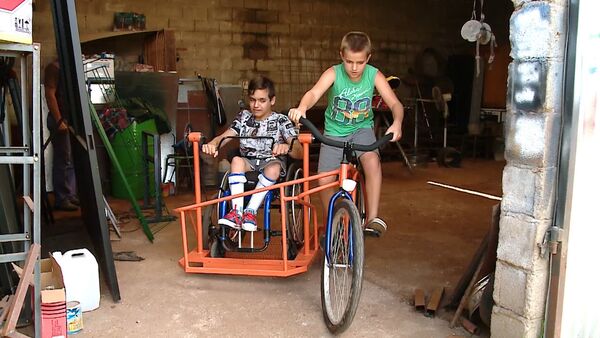Un sueño hecho realidad: un niño argentino con discapacidad podrá ‘pasear’ en bicicleta - Sputnik Mundo