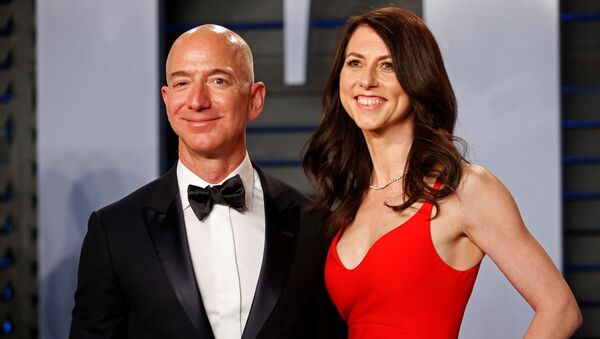 Jeff Bezos y su esposa MacKenzie - Sputnik Mundo