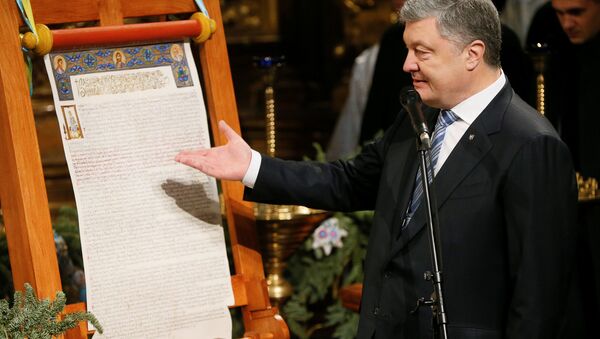 El 'Tomos' de autocefalía y el presidente de Ucrania, Petró Poroshenko - Sputnik Mundo