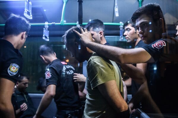 Policías antidisturbios detienen a un militar tras el fallido golpe de Estado en Turquía del 15 de julio de 2016 Policías antidisturbios detienen a un militar tras el fallido golpe de Estado en Turquía del 15 de julio de 2016 - Sputnik Mundo