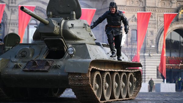 Un tanque T-34 durante el ensayo para el Desfile de la Victoria, foto archivo - Sputnik Mundo