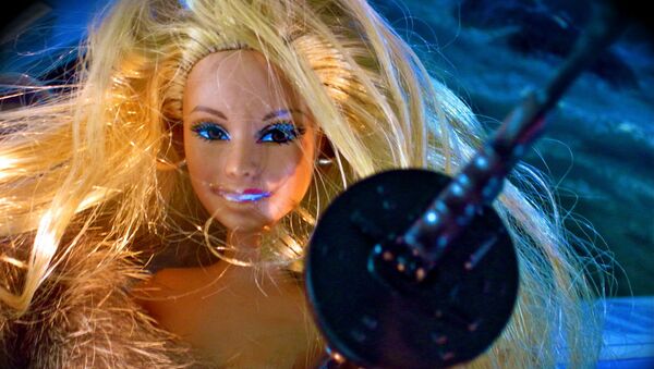 La eternamente joven muñeca Barbie cumple 60 años - Sputnik Mundo
