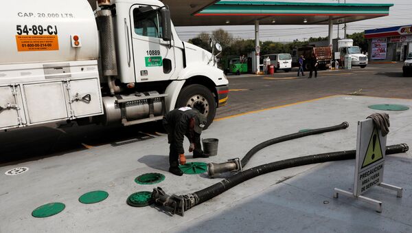 Un coche suministra combustible a una gasolinera en Ciudad de México - Sputnik Mundo