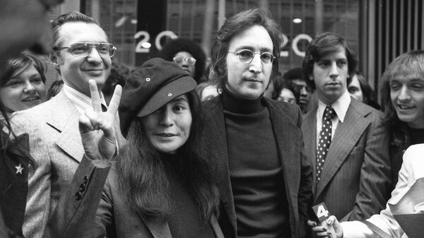 El exmiembro de los Beatles John Lennon con su esposa Yoko Ono - Sputnik Mundo