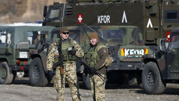 Miembros de la KFOR, las fuerzas de seguridad de la OTAN en Kosovo - Sputnik Mundo