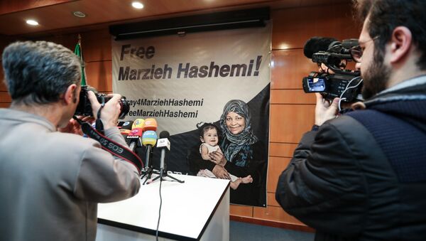 Una pancarta a favor de liberación de la periodista iraní Marzieh Hashemi - Sputnik Mundo