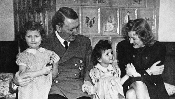 Adolf Hitler y Eva Braun con dos niñas - Sputnik Mundo