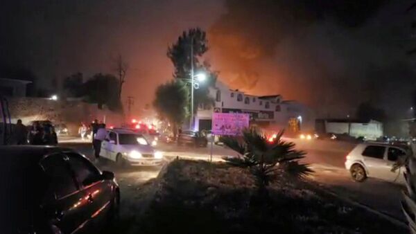 La gente en el lugar donde explotó un oleoducto en el municipio de Tlahuelilpan, Hidalgo, México - Sputnik Mundo