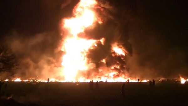 Fuertes imágenes: la gente en llamas trata de escapar del enorme incendio en México - Sputnik Mundo