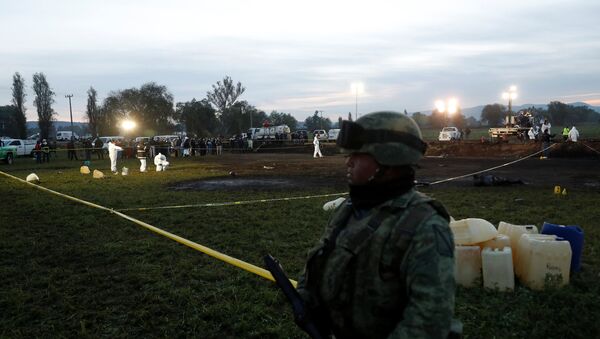 El lugar de la explosión en Tlahuelilpan, México - Sputnik Mundo