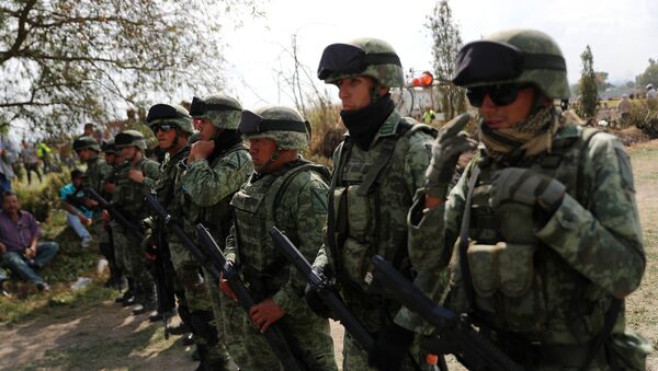Militares mexicanos en el lugar de la explosión del ducto en Tlahuelilpan - Sputnik Mundo