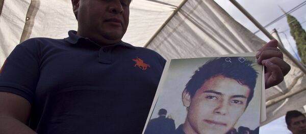 Hermano muestra la fotografía de Cesar Uriel Peña Linares de 23 años desparecido tras la explosión de un ducto de Pemex que dejó al menos 79 personas fallecidas Hermano muestra la fotografía de Cesar Uriel Peña Linares de 23 años desparecido tras la explosión de un ducto de Pemex que dejó al menos 79 personas fallecidas - Sputnik Mundo