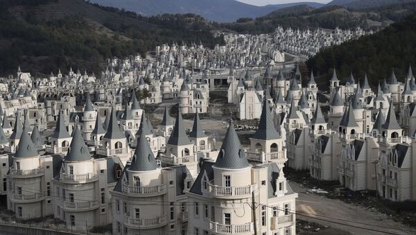 Centenares de castillos abandonados en una ciudad fantasma turca - Sputnik Mundo