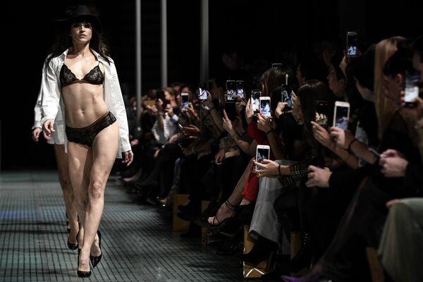 Lencería francesa, bellas modelos y toneladas de glamur: así desfila la sensualidad en París - Sputnik Mundo