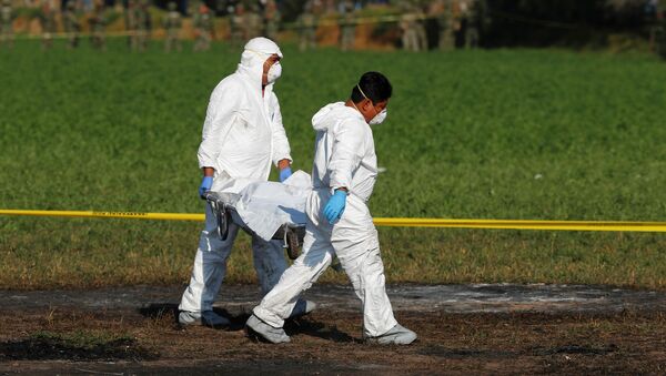 Técnicos forenses en el lugar de la explosión en Tlahuelilpan, México - Sputnik Mundo
