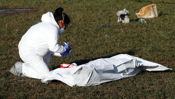 Un técnico forense en el lugar de la explosión en Tlahuelilpan, México - Sputnik Mundo