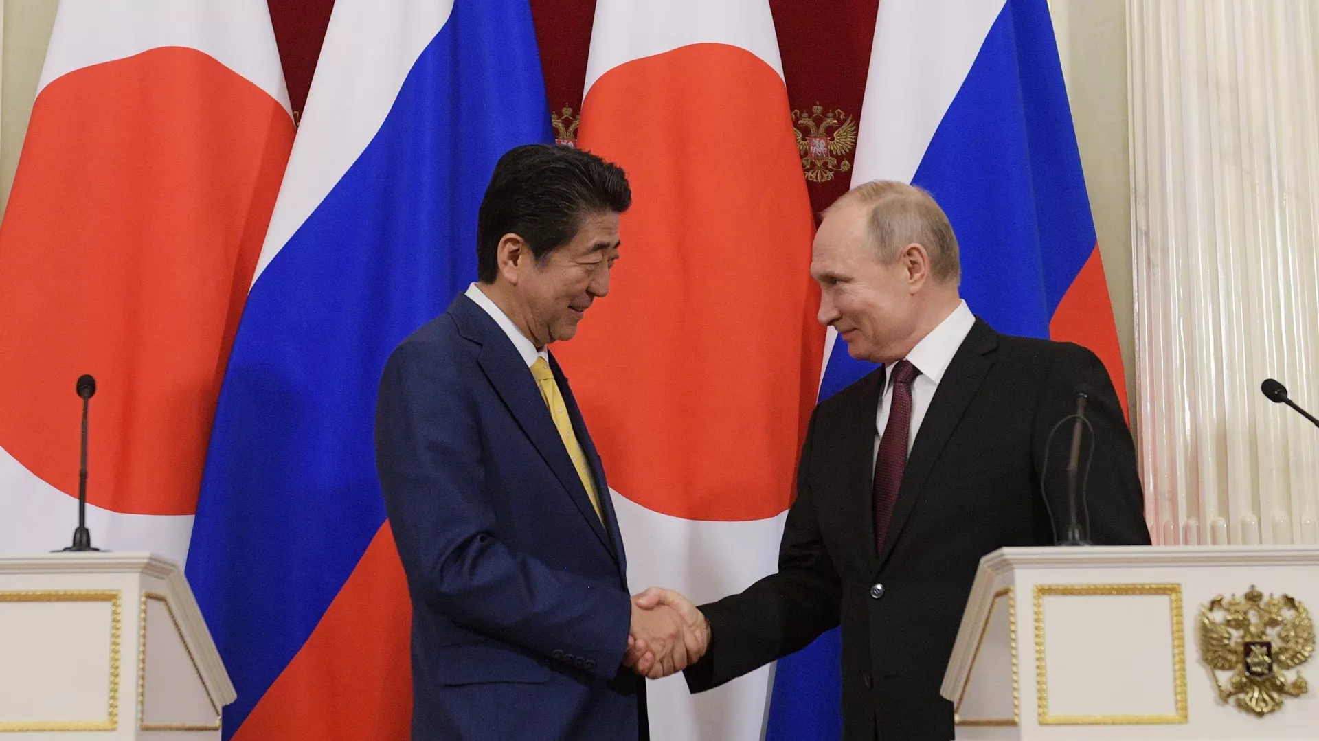 Shinzo Abe, primer ministro de Japón, y Vladímir Putin, presidente de Rusia - Sputnik Mundo, 1920, 11.02.2023