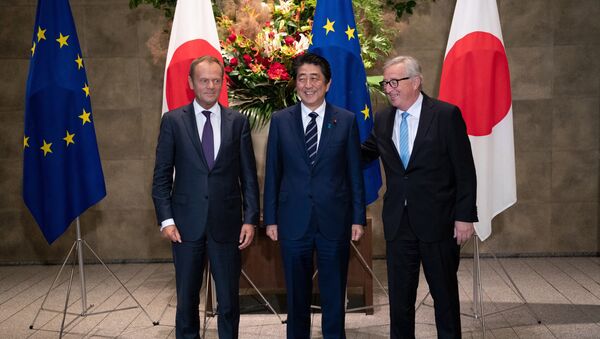 El presidente del Consejo Europeo, Donald Tusk, el primer ministro de Japón, Shinzo Abe y el presidente de la Comisión Europea, Jean-Claude Junker firman un acuerdo en Tokio - Sputnik Mundo