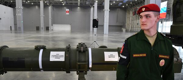 Un soldado ruso resguarda el misil 9M729 durante su exposión Un soldado ruso resguarda el misil 9M729 durante su exposión - Sputnik Mundo