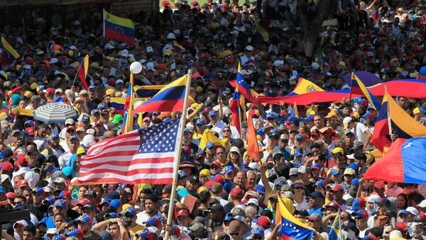 Una manifestación de opositores al Gobierno de Nicolás Maduro en Caracas - Sputnik Mundo