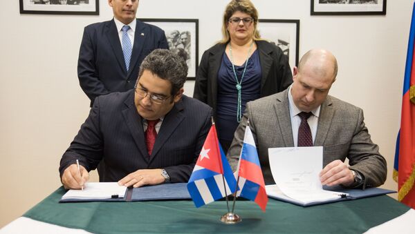La firma de contrato entre la empresa rusa Transmashholding y Cuba - Sputnik Mundo