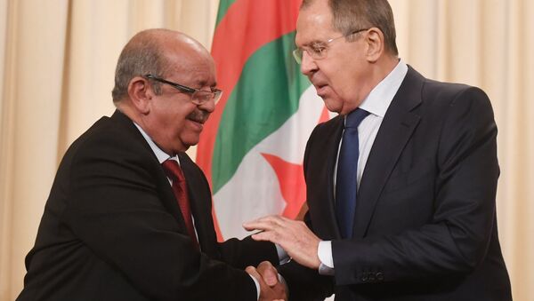 Ministro de Asuntos Exteriores de Argelia, Abdelkader Messahel, con su homólogo ruso, Serguéi Lavrov (archivo) - Sputnik Mundo
