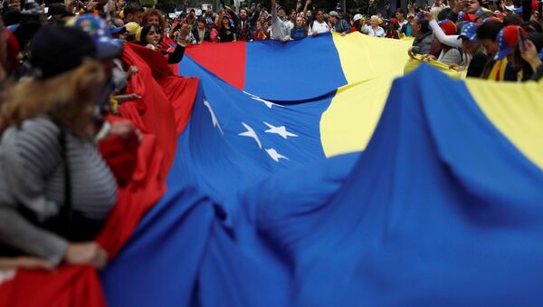 Personas con la bandera de Venezuela - Sputnik Mundo