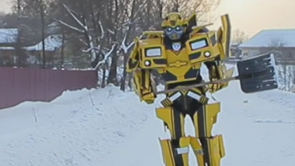 Un personaje de 'Transformers' limpia la nieve en una ciudad rusa - Sputnik Mundo