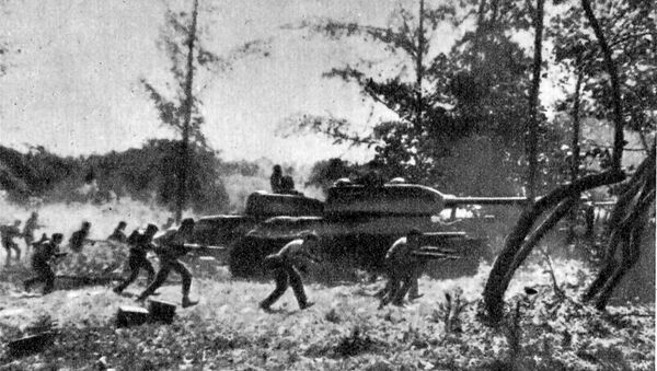 Contraataque de las Fuerzas Armadas Revolucionarias Cubanas apoyadas por tanques T-34 cerca de Playa Girón durante la invasión de Bahía de Cochinos, el 19 de abril de 1961 - Sputnik Mundo