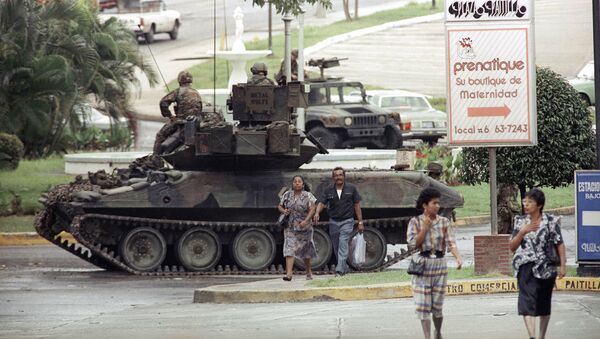 Un vehículo blindado estadounidense en una calle de la Ciudad de Panamá, en 1989 - Sputnik Mundo