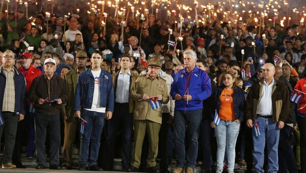 El general Raúl Castro y el presidente de Cuba, Miguel Díaz-Canel, participan en la Marcha de las Antorchas - Sputnik Mundo
