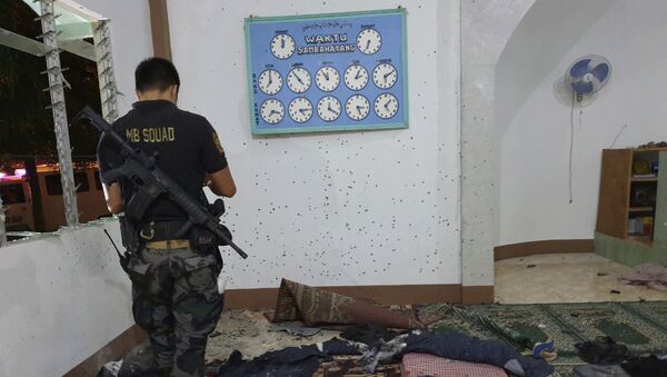 Un policía filipino en una mezquita tras el ataque - Sputnik Mundo